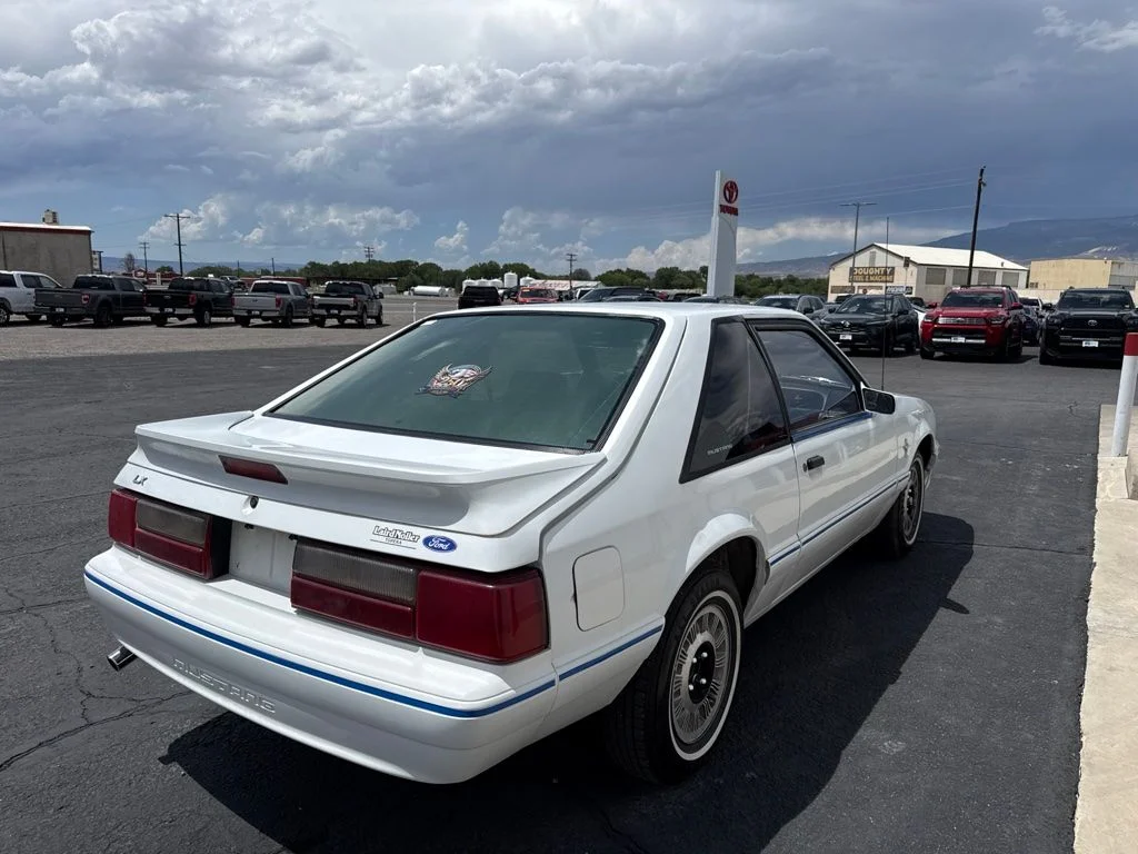 Used 1989 White Ford LX image 3