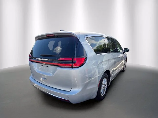 Used 2024 Silver Mist Clearcoat Chrysler Touring L image 4