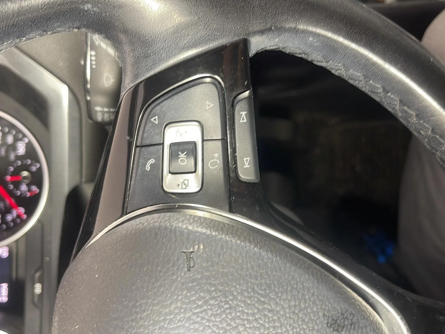 Used 2018 White Silver Metallic Volkswagen SE image 17