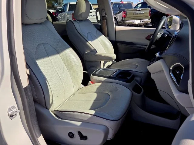 Used 2020 White Chrysler Limited image 20