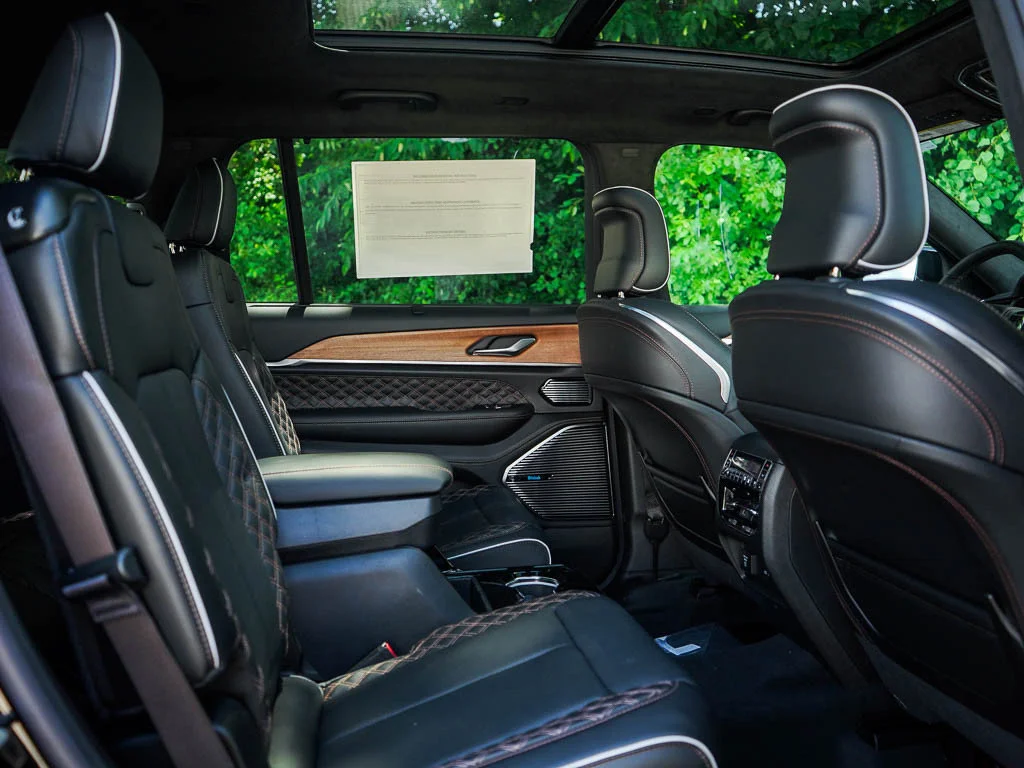 New 2026 Diamond Black Crystal Pearlcoat Jeep Summit image 13
