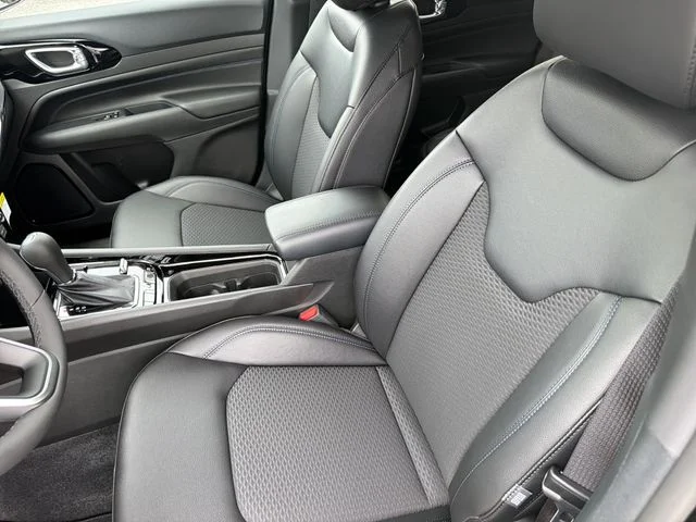 New 2026 Diamond Black Crystal Pearl-Coat Exterior Paint Jeep Latitude image 20