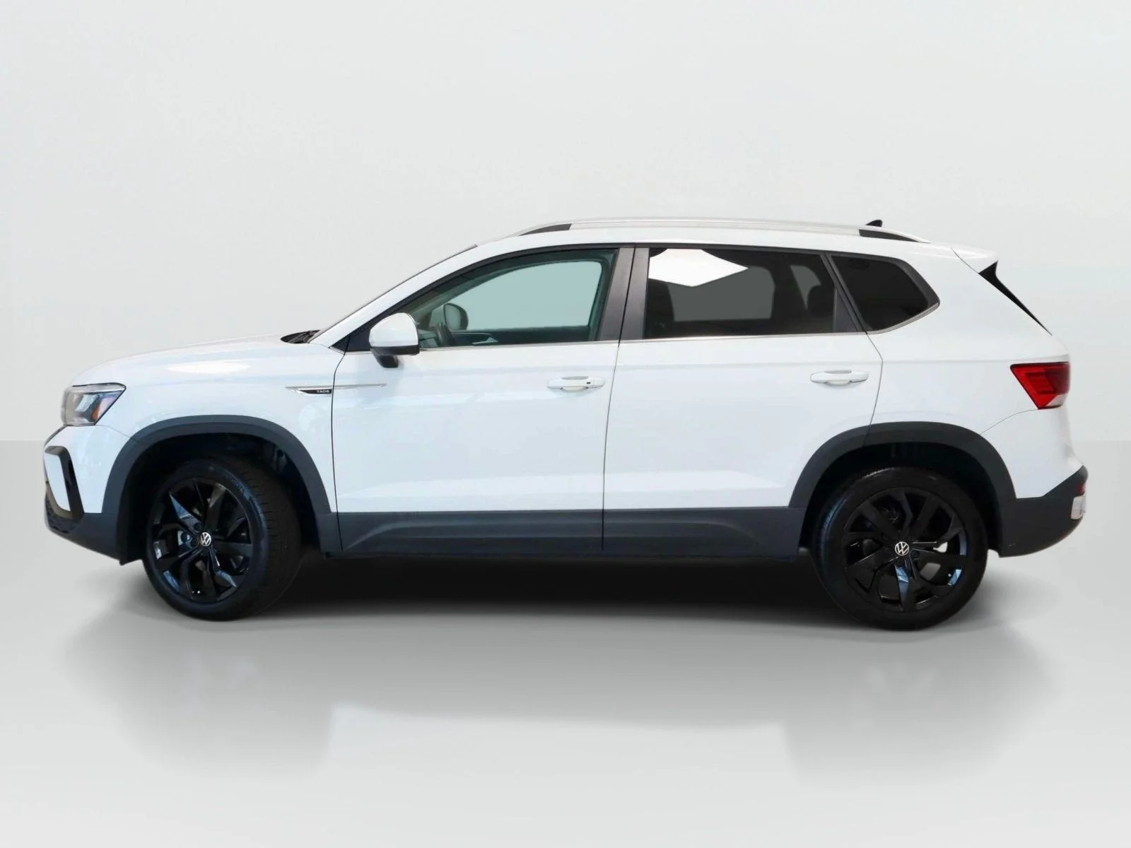 Used 2022 Pure White Volkswagen SE image 2