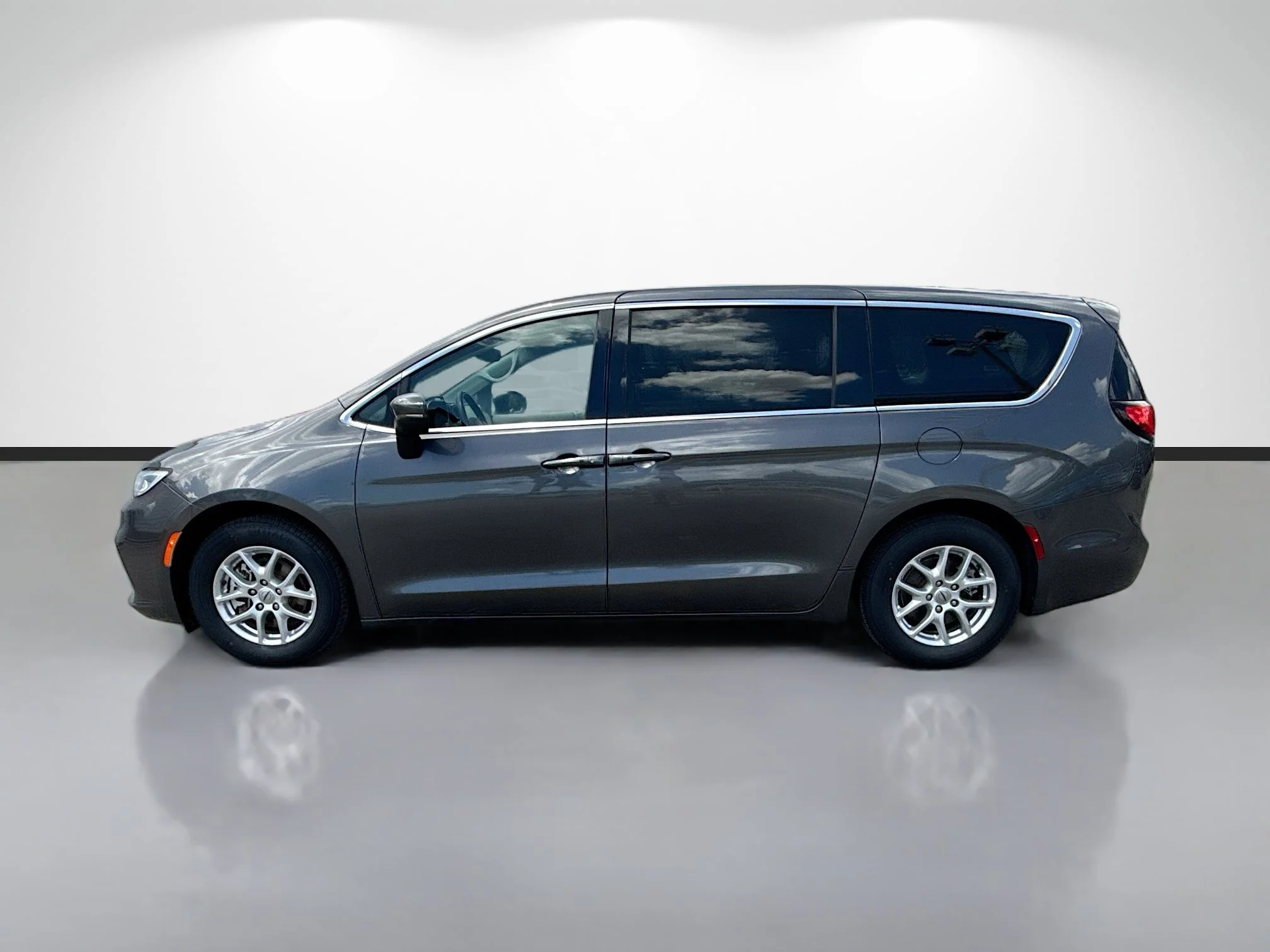 Used 2023 Granite Crystal Metallic Clearcoat Chrysler Touring L image 2