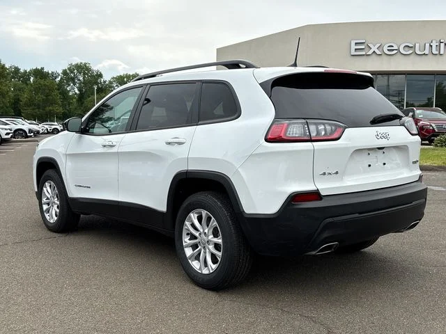 Certified Used 2022 White Jeep Latitude Lux image 4