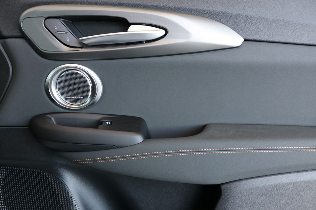 New 2025 Milano White Exterior Paint Alfa Romeo Base image 33