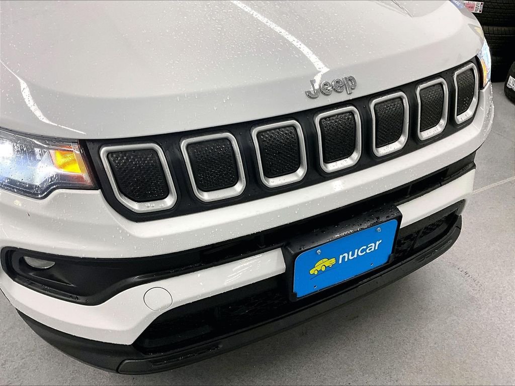 Used 2022 White Jeep Latitude image 29