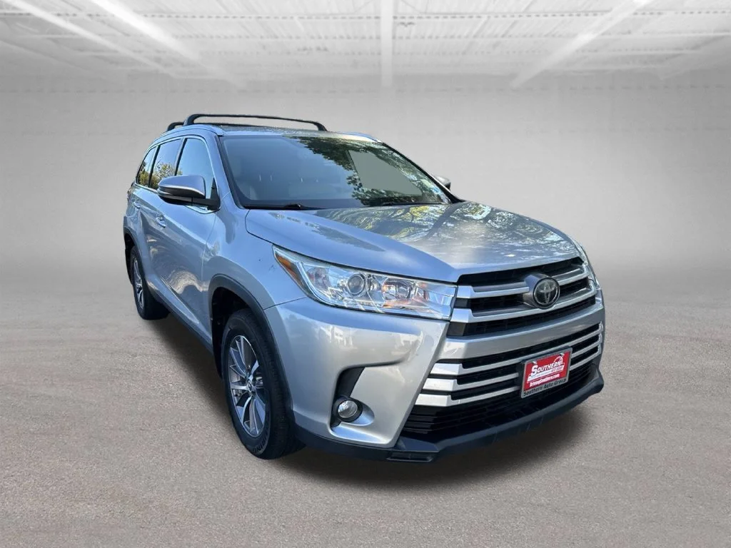 Used 2019 Silver Toyota XLE image 8