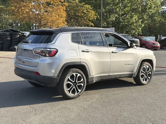 Used 2024  Jeep Limited image 4