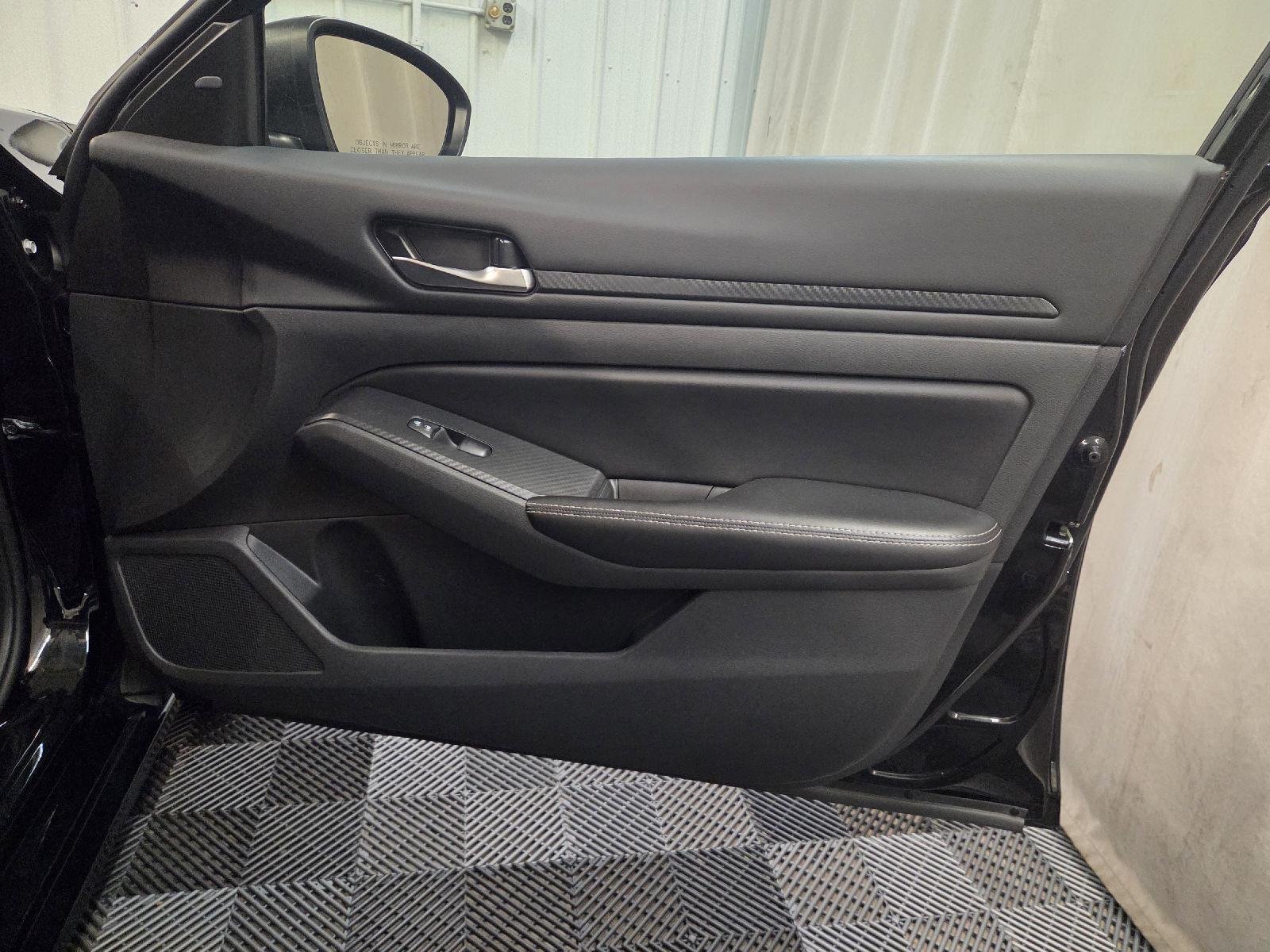 Used 2024 Super Black Nissan 2.5 SV image 29
