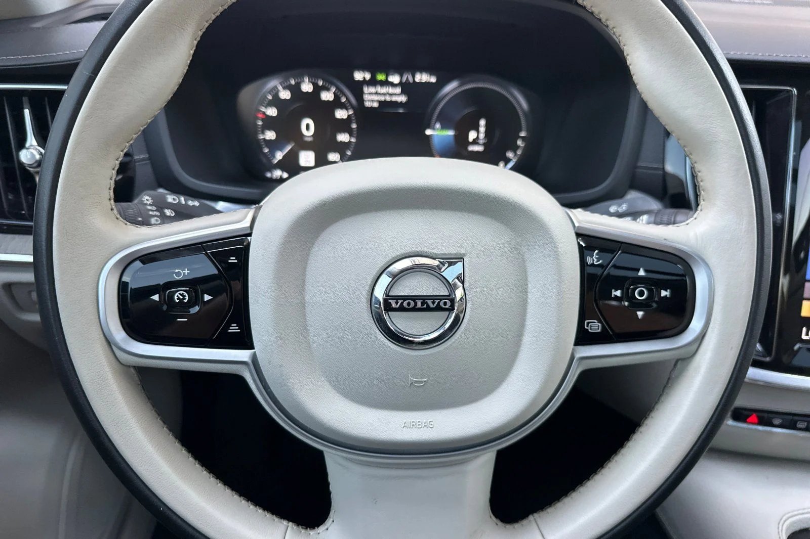 Used 2021 White Volvo T8 Inscription image 25