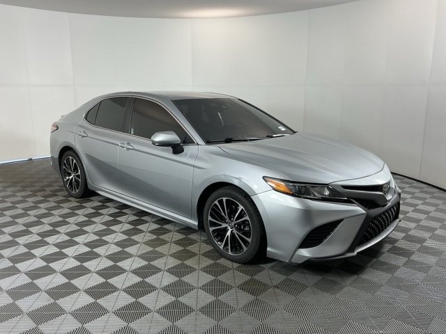2019 Toyota Camry SE photo 3