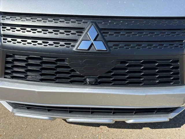 Used 2025 Silver Mitsubishi SE image 4