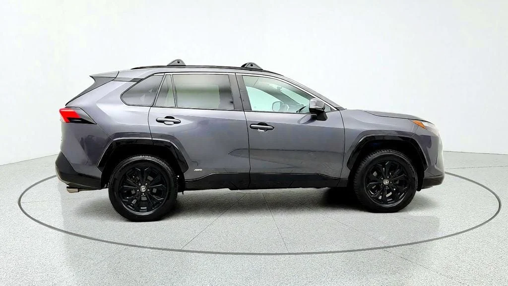 Used 2022 Magnetic Gray Metallic Toyota Hybrid SE AWD w/ Weather Pkg, Moonroof & Power Liftgate image 4