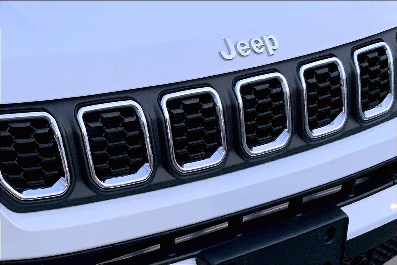 Used 2024 Bright White Clearcoat Jeep Latitude image 29