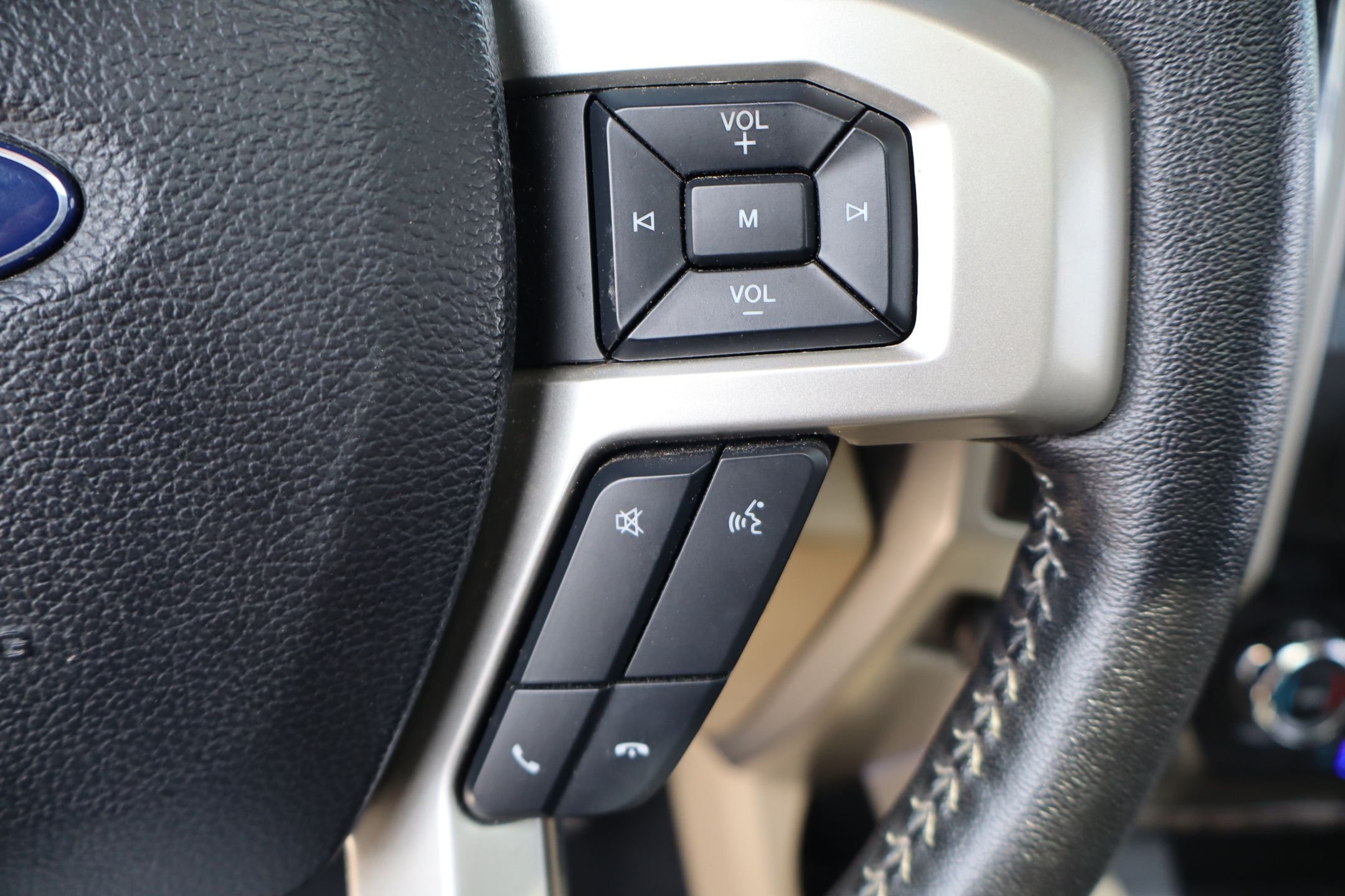 Used 2019 White Platinum Clearcoat Metallic Ford Lariat image 17