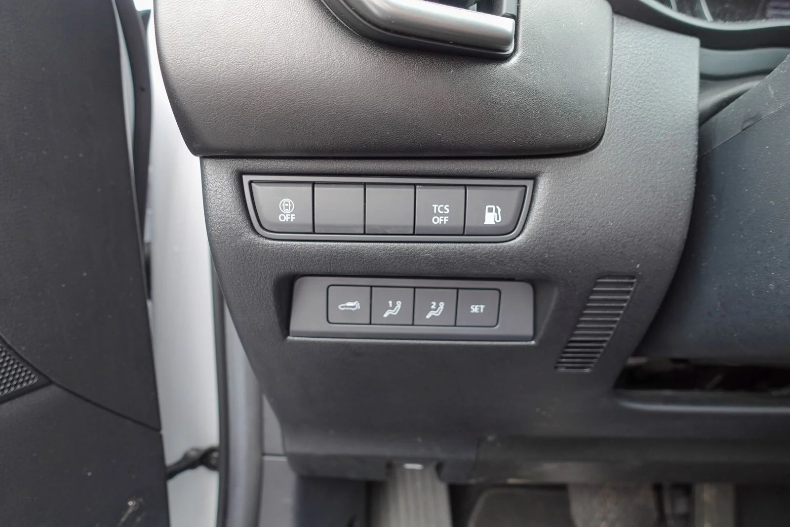 Certified Used 2025 Wind Chill Pearl Mazda Premium image 19