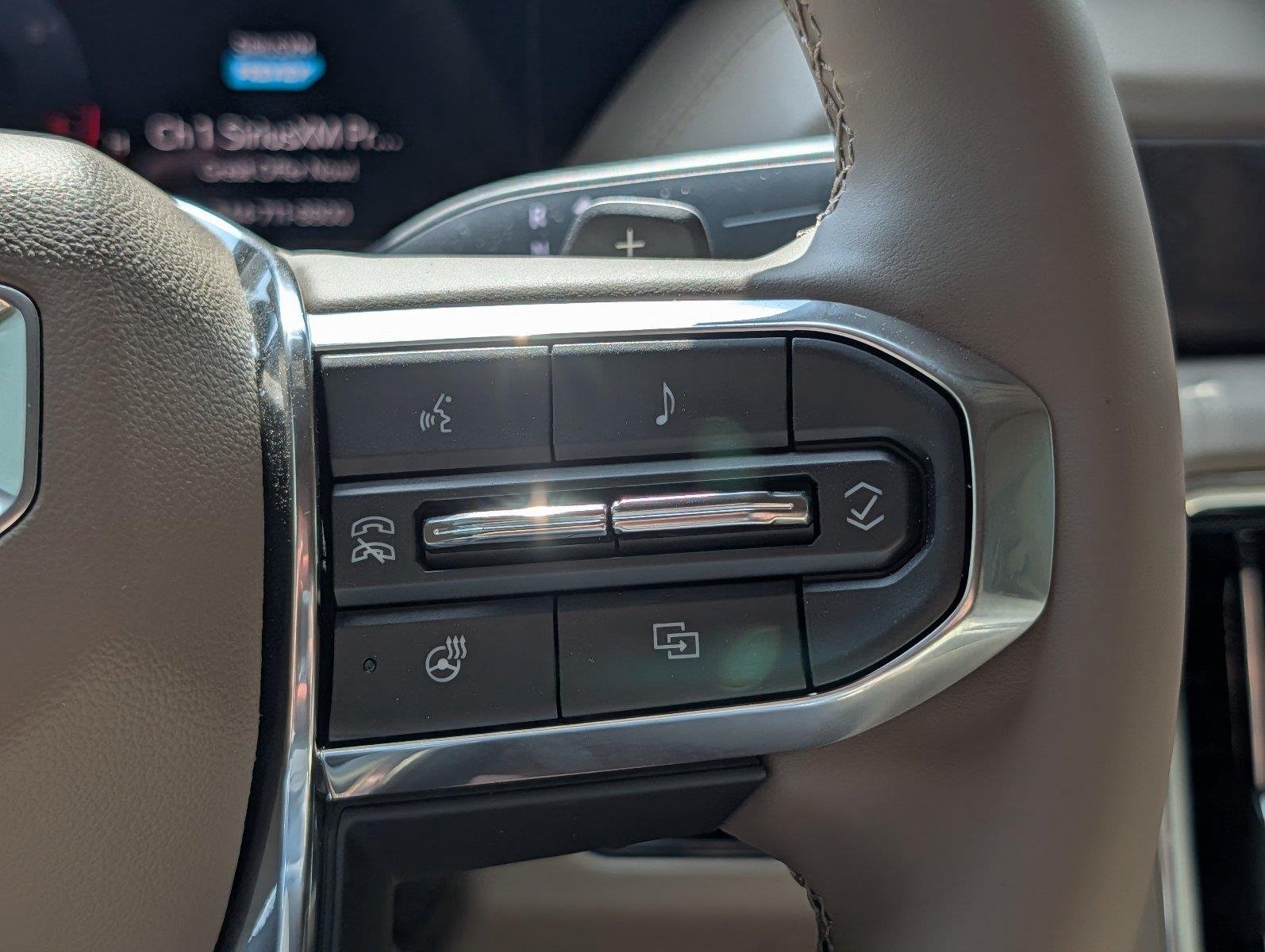 Used 2025 White Frost Tricoat GMC Denali image 22