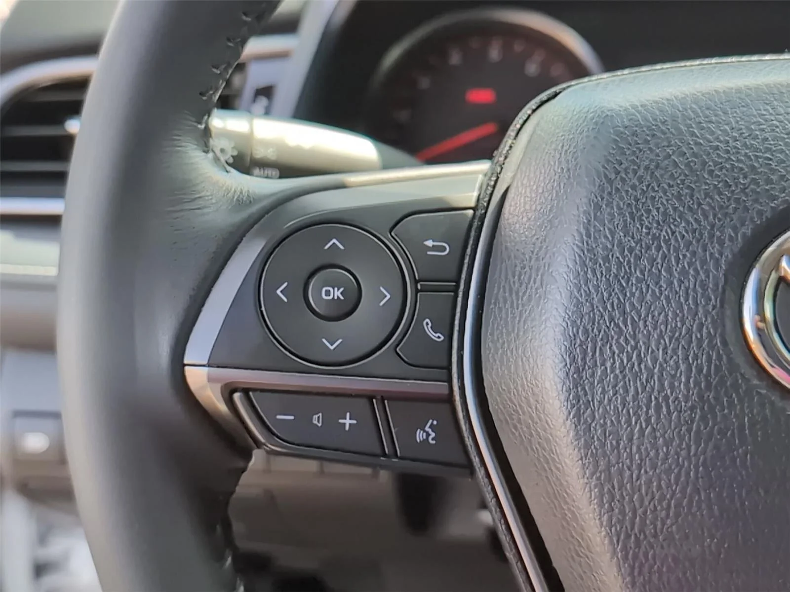 Used 2023 Wind Chill Pearl Toyota XSE image 32