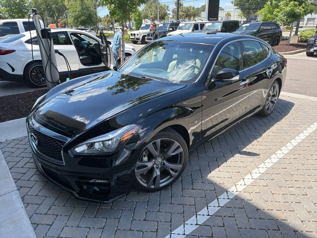 2017 INFINITI Q70 5.6's photo