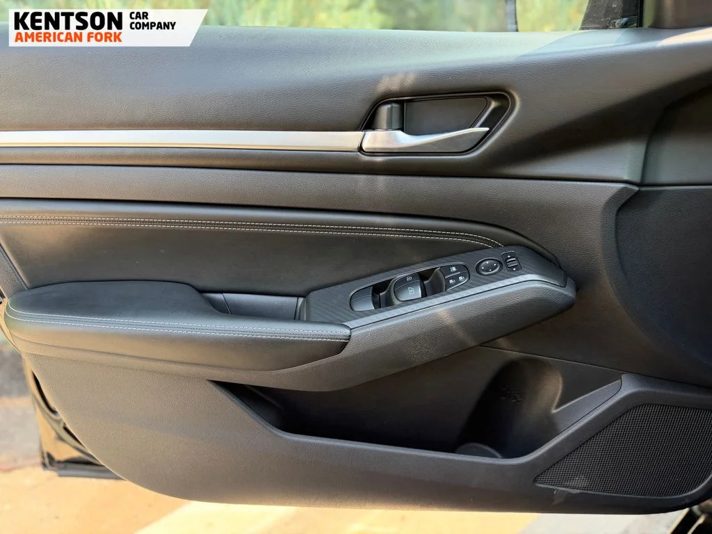 Used 2019 Black Nissan 2.5 SV image 18