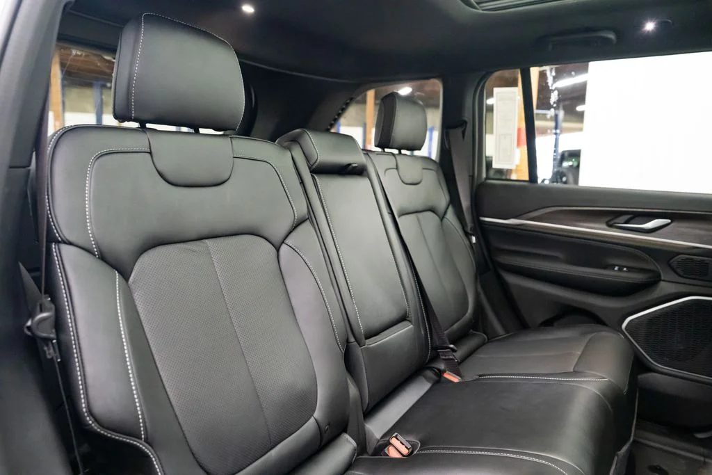 New 2026 Bright White Clear-Coat Exterior Paint Jeep Limited Reserve image 33