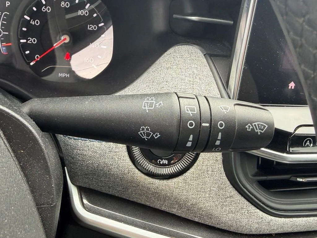 Used 2024 White Jeep Latitude image 39
