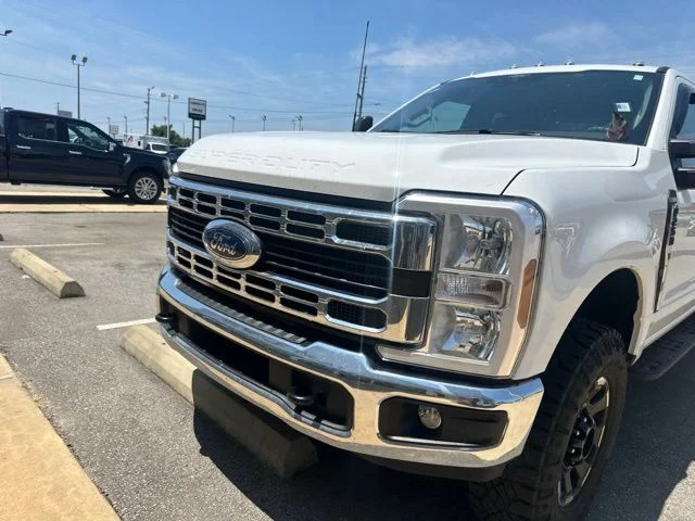 Used 2025 Oxford White Ford XLT image 2