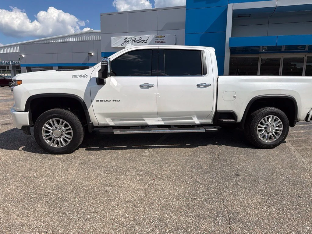Used 2020 IRIDESCENT PEARL TRICOAT Chevrolet High Country image 2