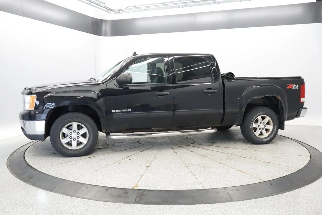 Used 2011 Black GMC SLE image 2