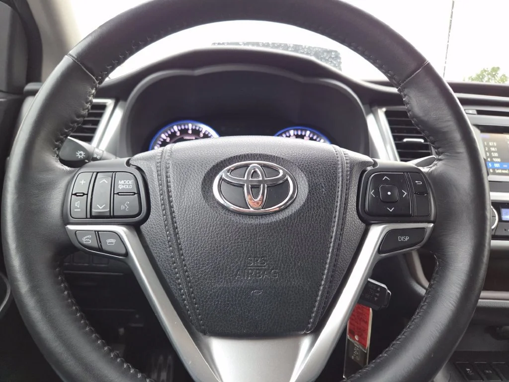 Used 2015 Blizzard Pearl Toyota LE Plus image 33