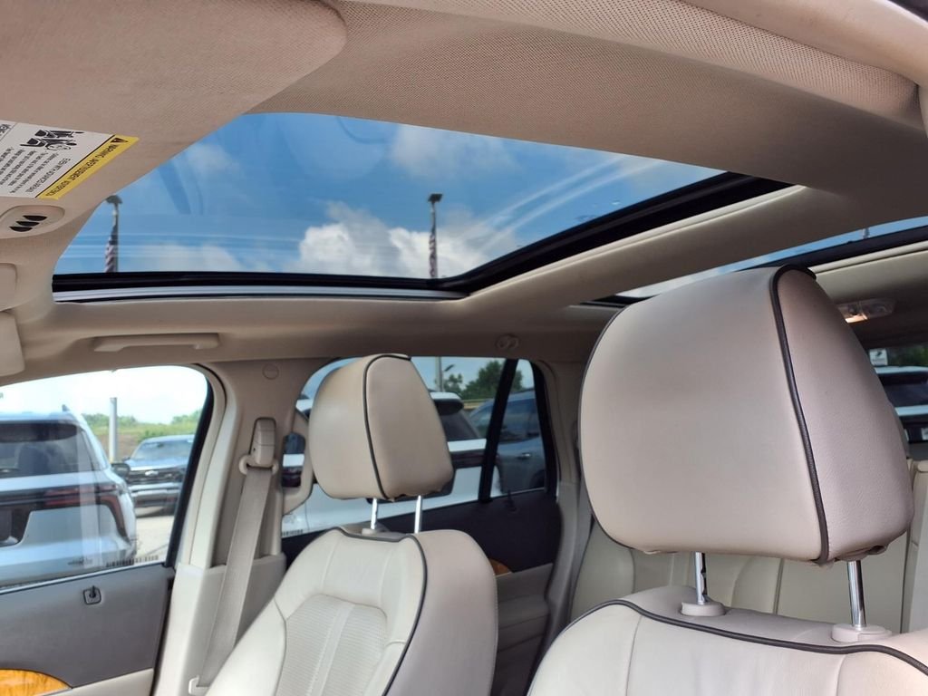 Used 2013 Silver Lincoln Base image 15