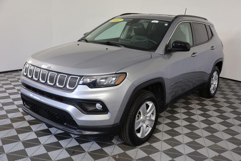 Used 2022 Silver Jeep Latitude image 4