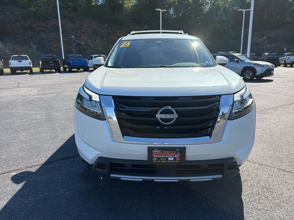 Used 2024 White Nissan SL image 8