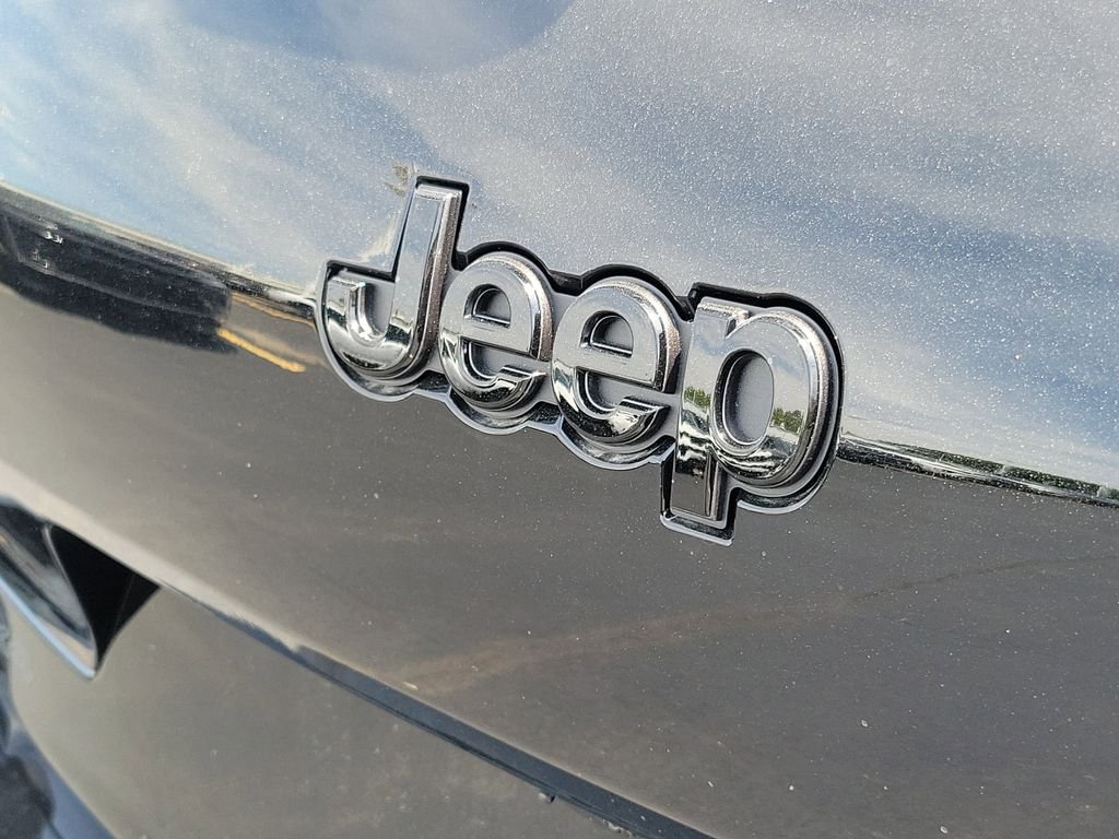 New 2026 Diamond Black Crystal Pearl-Coat Exterior Paint Jeep Limited image 7