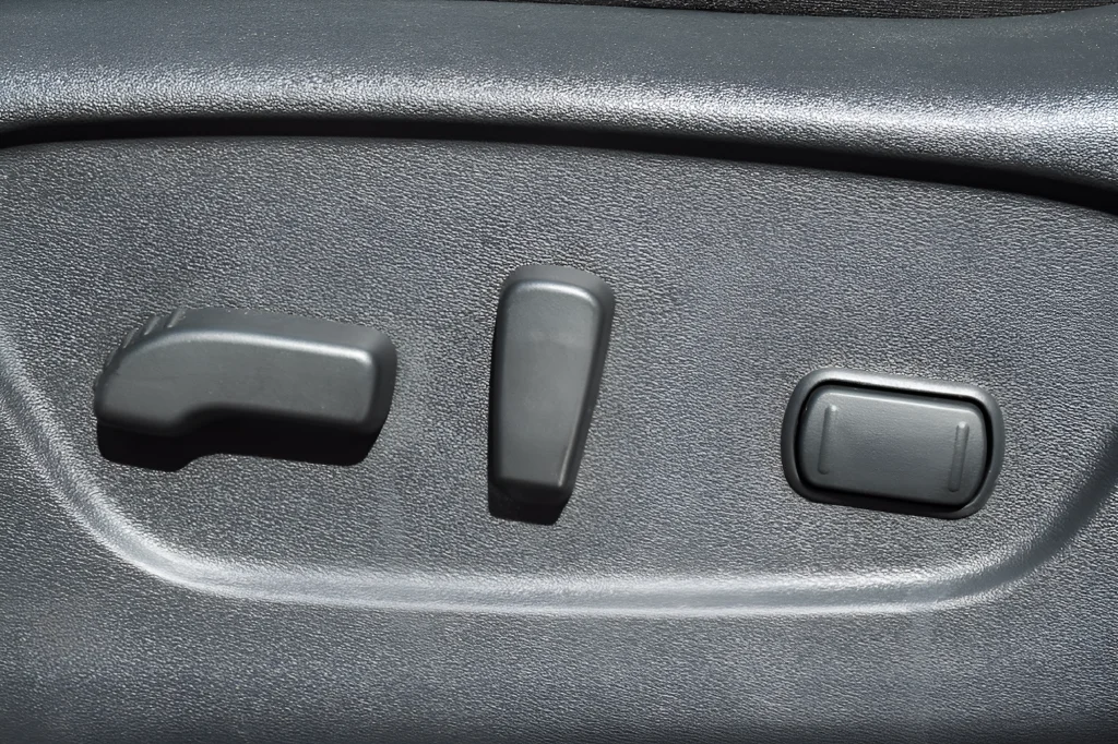 Used 2016 Gray Nissan SV image 12