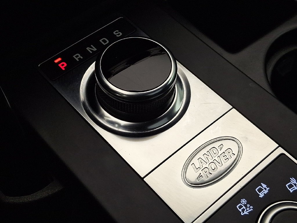 Used 2020  Land Rover SE image 16