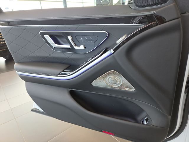 New 2026 MANUFAKTUR Moonlight White Metallic Mercedes-Benz S580 image 17
