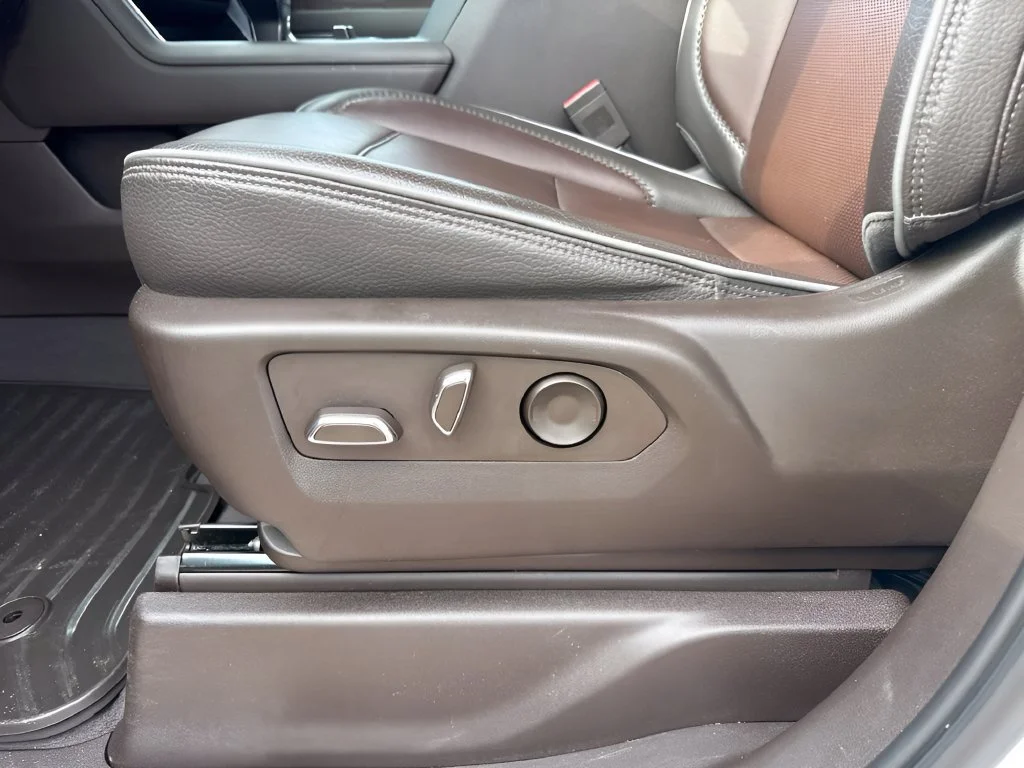 Used 2022 WHITE FROST TRICOAT GMC Denali image 10