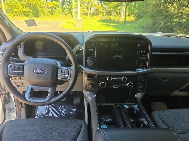 New 2026 Oxford White Ford XLT image 13