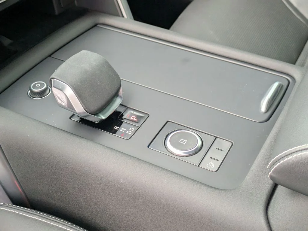 Used 2025 White Land Rover Metropolitan Edition image 17