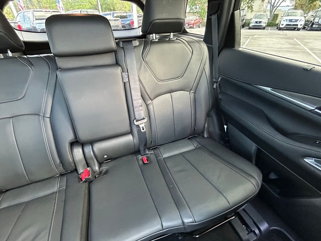 Used 2025 White INFINITI LUXE image 15