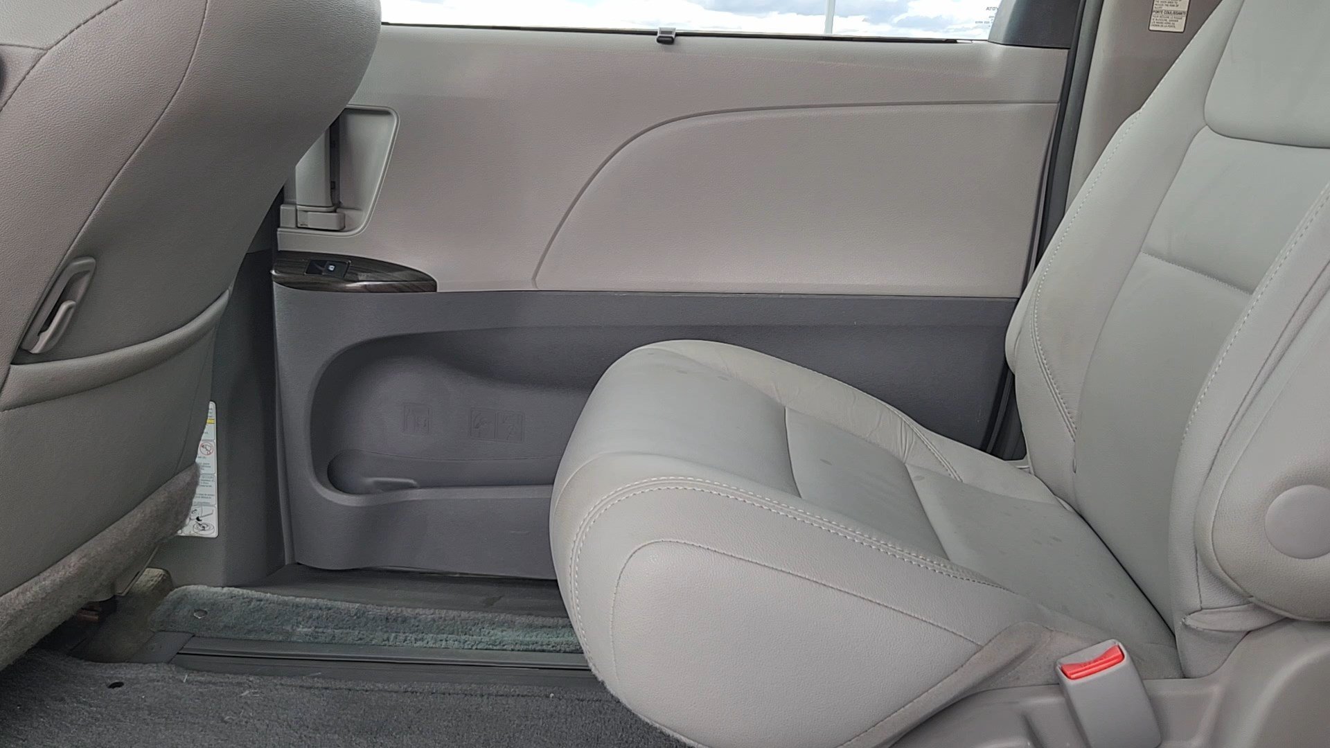 Used 2016 Predawn Gray Mica Toyota XLE Premium image 16