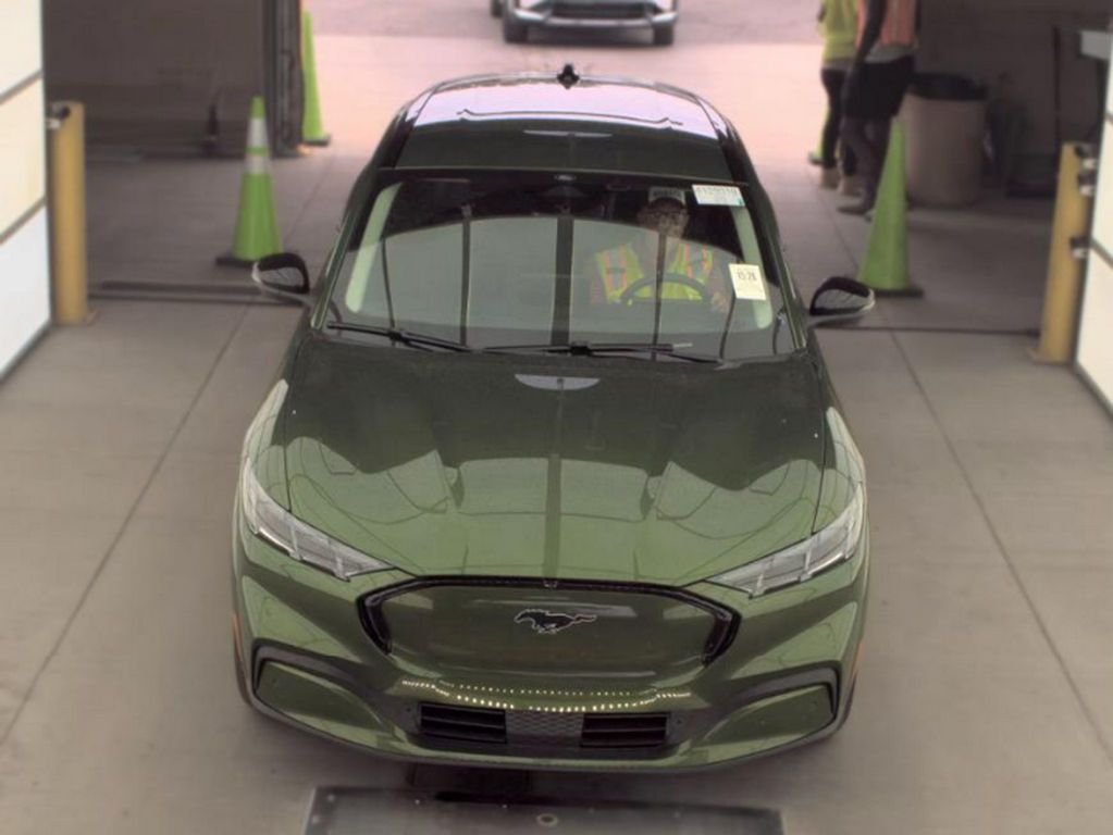 Used 2025 Green Ford Premium image 2