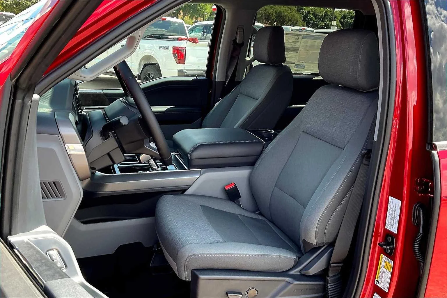 2025 Ford F-150 Lightning XLT - Photo 9
