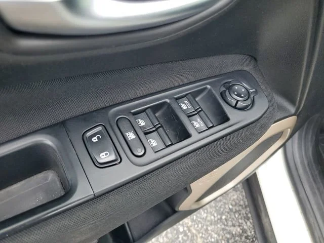 Used 2017 Alpine White Jeep Latitude image 9