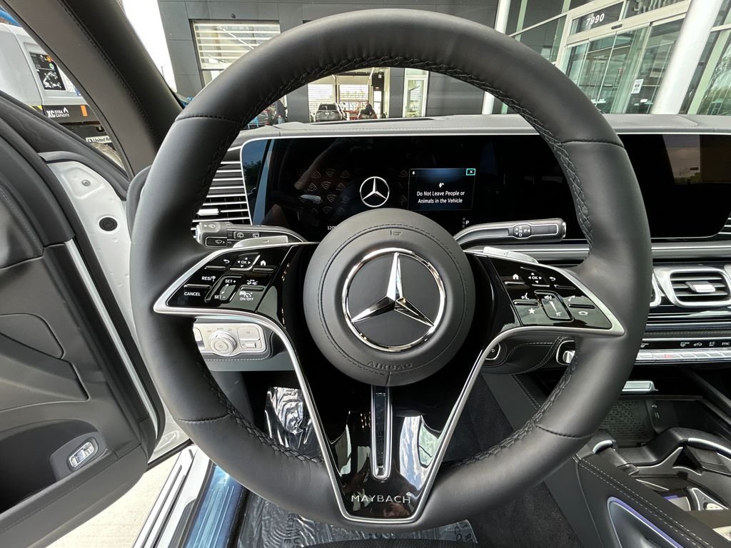 New 2026 MANUFAKTUR Moonlight White Metallic Mercedes-Benz Maybach GLS 600 image 17