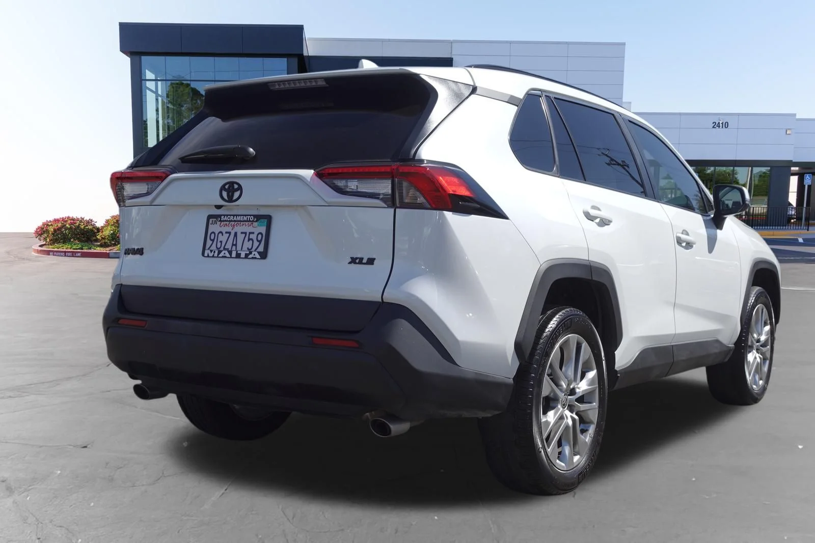 Used 2023 Wind Chill Pearl Toyota XLE Premium image 3