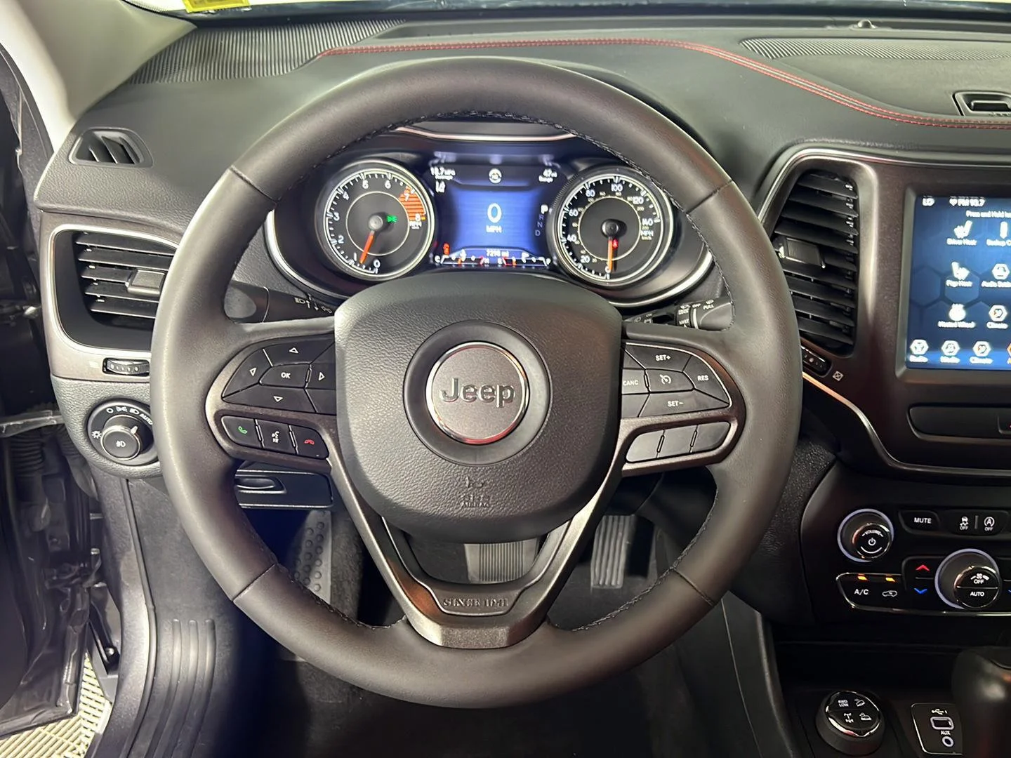Used 2022 Granite Crystal Metallic Clearcoat Jeep Trailhawk image 14