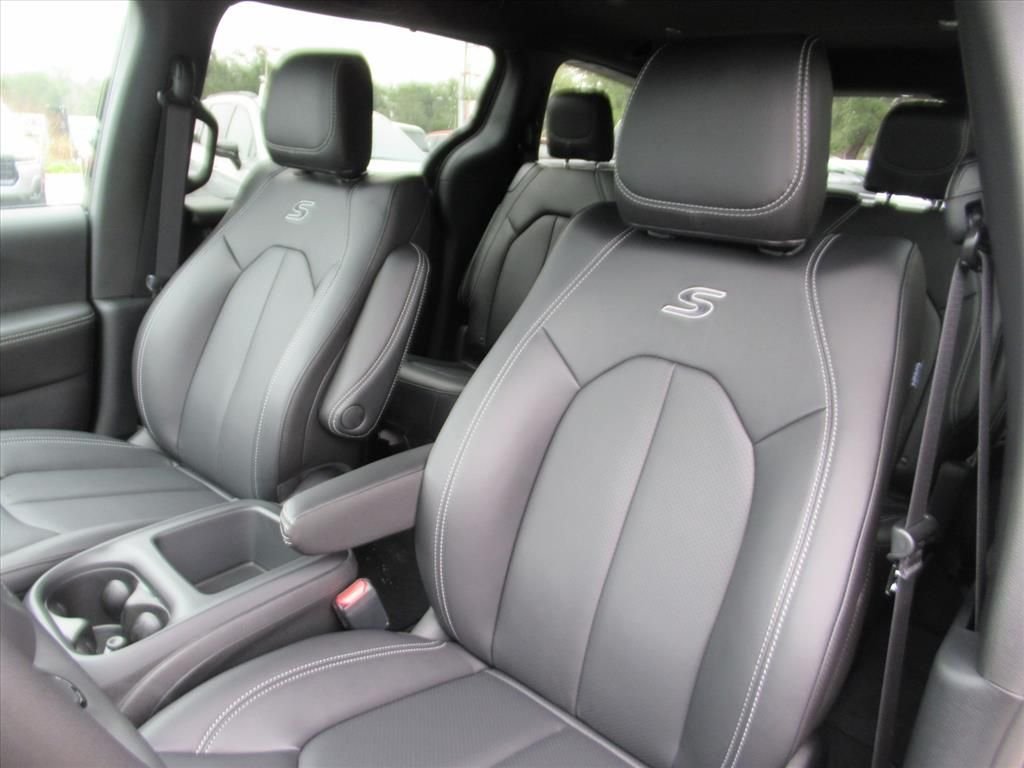 New 2026 Diamond Black Crystal Pearl-Coat Exterior Paint Chrysler Select image 17